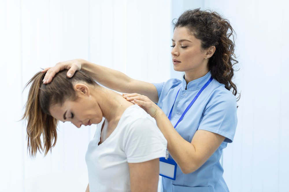 Quiropraxista realizando avaliação e mobilização da coluna cervical de paciente durante sessão de quiropraxia.